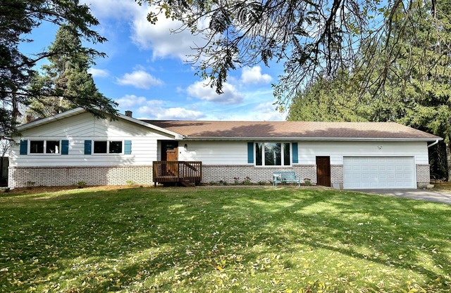 Lake Wissota home with lake views, hot tub and large yard