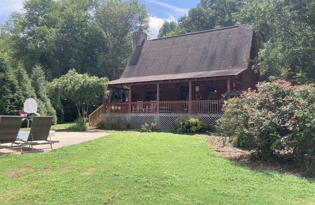 Lake Wylie log cabin with Pool and King bed!