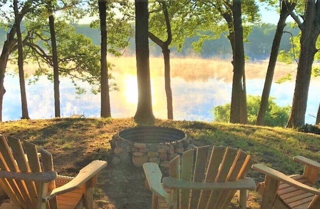 NOUVEAU! Waterfront Lake Cabin Une vue imprenable 100 FT Lakefront Peaceful + Adventure