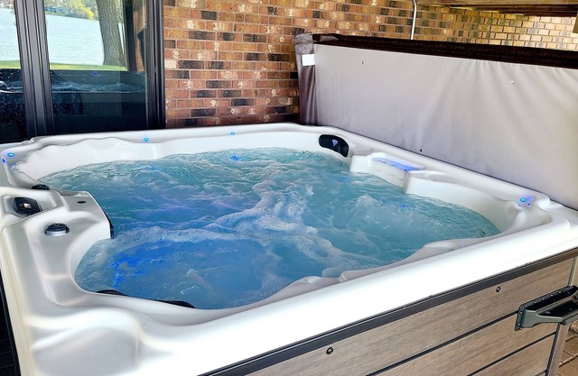 Waterfront + Sleeps 7+Hot Tub+ Fireplace + Kayaks + Pool Table + Ice Fishing