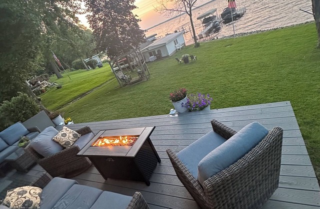 Lakefront 2-bed house in Oshkosh with dock! Green Bay: 50 min.