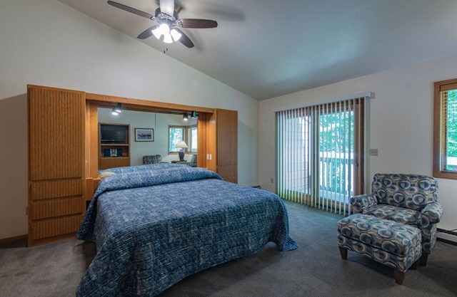 Lakefront 2BR Condo: Fireplace, Balcony, & Indoor Pool at The Rushes