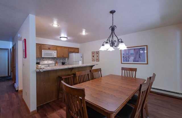 Lakefront 2BR Condo: Balcony, Hot Tub, & Sauna at The Rushes