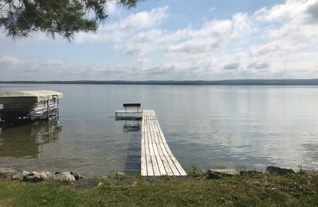 Lakefront 3 bed/2bath cottage with A/C
