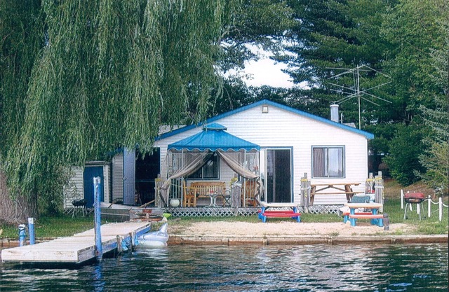 Lakefront Cottage de 3 chambres sur la chaîne de lacs plage privée de sable, Animaux acceptés