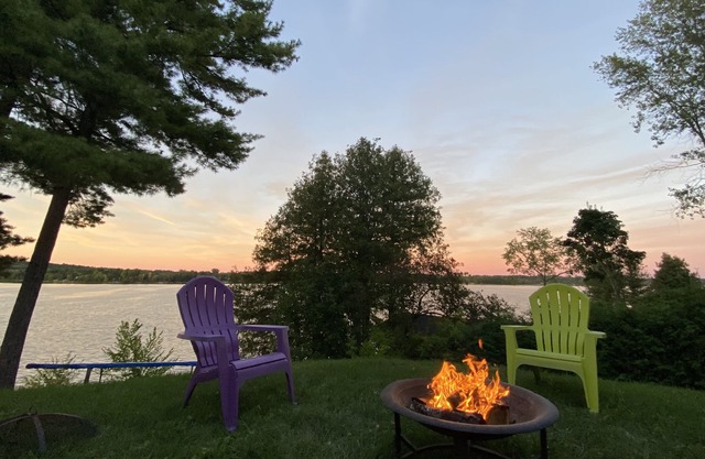 Lakefront 3 Bedroom Cottage on quiet dead-end street