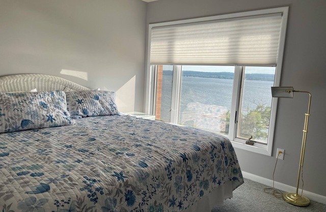 Lakefront 3-bedroom condo with AC and WiFi on Lake Chautauqua