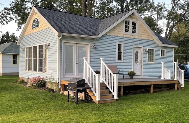 Lakefront 3-bedroom cottage at Canadohta Lake with AC- wifi-gas fireplace