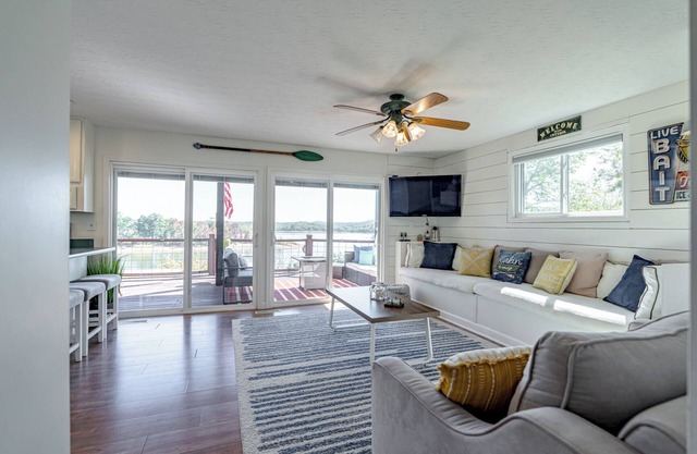 Cozy Lakefront 3 Bedroom- Fishing, Kayaking, Hiking & Boating!