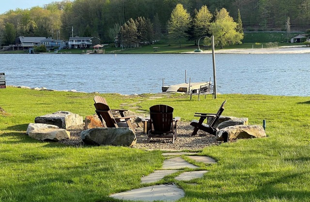 Lakefront 4 Bedroom 2.5 Bath Hot Tub, Firepit, Dock, Deck and great backyard