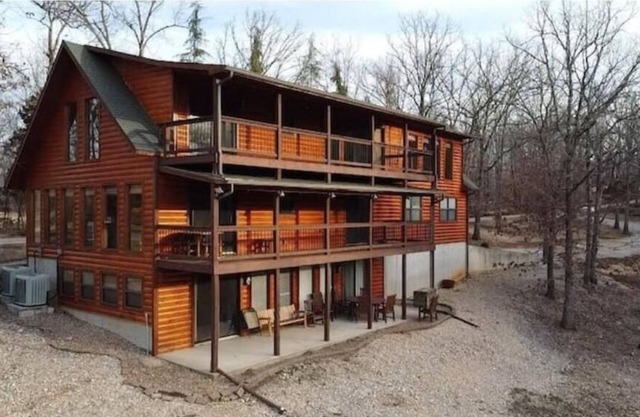Lakefront 5 Bedroom, 3 Bath Cabin on Tablerock Lake, PONTOON available to rent!