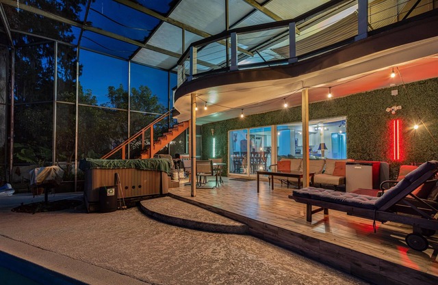 Spacieux Lakefront House w / piscine, bain à remous et canotage