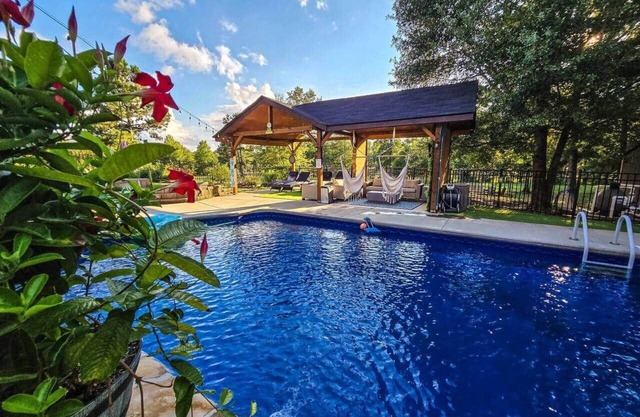 Lakefront 6BR house w/Pool, Game Room & Private Pier