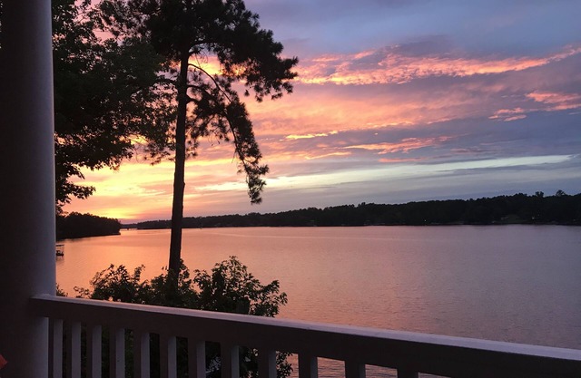Lakefront, maison de 7 chambres sur le lac Murray!