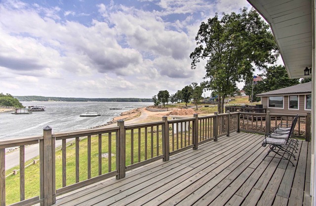Lakefront Afton Cottage w/ Deck: Walk to Boat Ramp