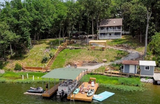 Lakefront, amazing views, boat rental