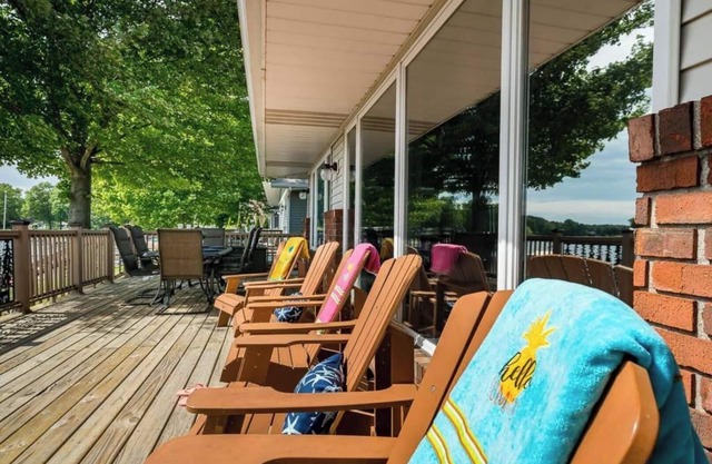"Lakefront Vacationing à son meilleur! HOT TUB Sandy Beach PONTON BATEAU disponible