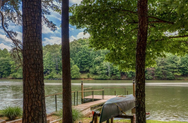 Lakefront, beautiful mountain views surrounded by activities!