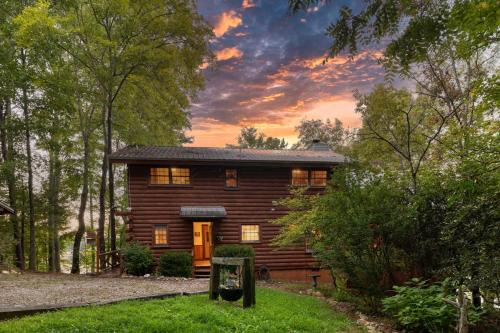 Lakefront Blairsville Cabin with Deck and Dock!