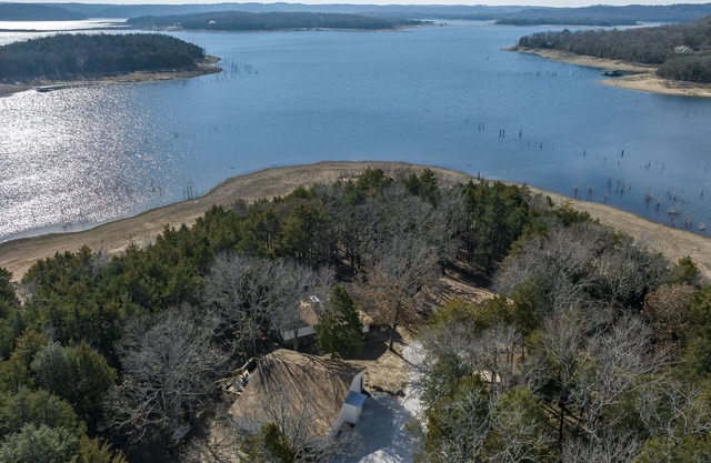 LAKEFRONT Bliss FLAT to water: Spacious home with Game Room, Sleeps 15 Guests!