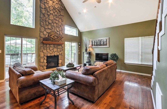Lakefront Blue Eye Cottage w / Hot Tub & Fire Pit!