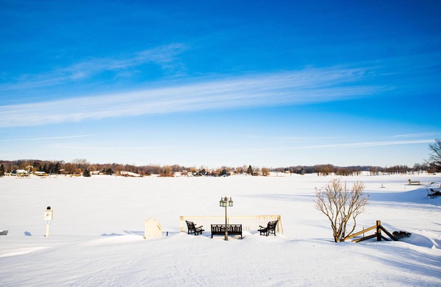 RÉSERVER MAINTENANT POUR LES VACANCES! Belle spacieuse maison au bord du lac, 12 personnes et animaux de compagnie