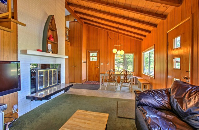 Lakefront Branch Cottage w / Dock, Kayaks & Grill!