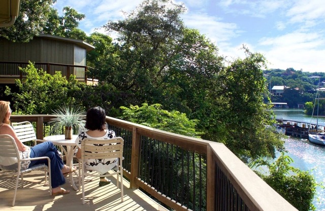 Bungalow relaxant au bord de l’eau sur le lac Travis, piscine et bain à remous, à côté du port de plaisance (n ° 5)