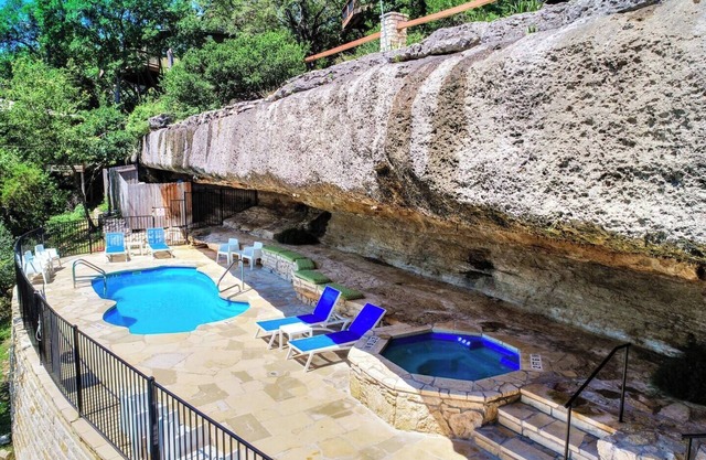 Bungalow pittoresque sur le lac Travis, piscine et bain à remous, à côté du port de plaisance (n ° 8)