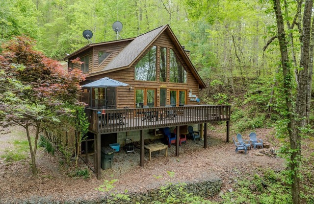 Lakefront Cabin Bordering Nat Park w/ Hot Tub! by RedAwning