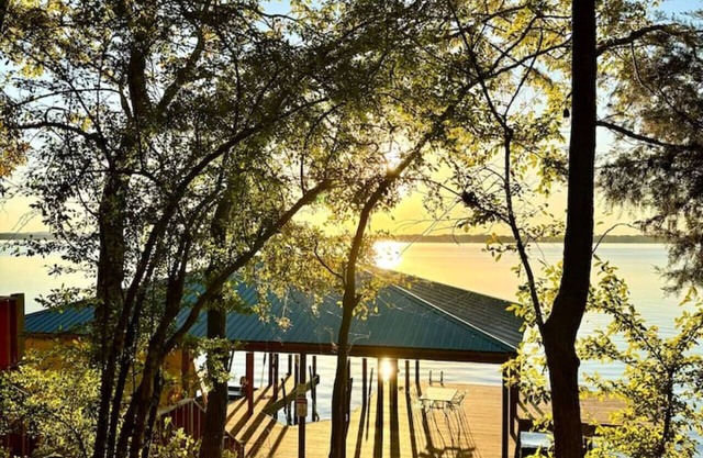 Lakefront Cabin Escape 3BR Pvt Dock & Hot Tub