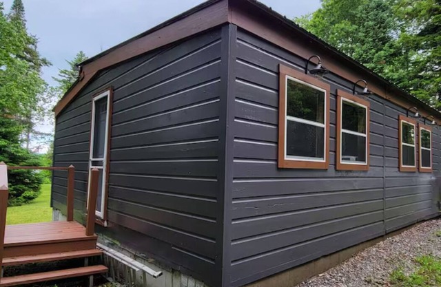 Chalet a louer bord de l'eau, chien acceptes. A cinq minutes de la frontiere.