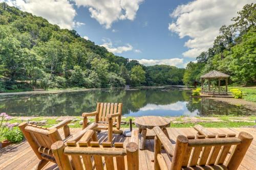 Lakefront Cabin Less Than 3 Mi to Dtwn Eureka Springs!