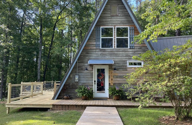 Lakefront Cabin, path to lake, private dock, fire pit! Near Lagrange and Auburn
