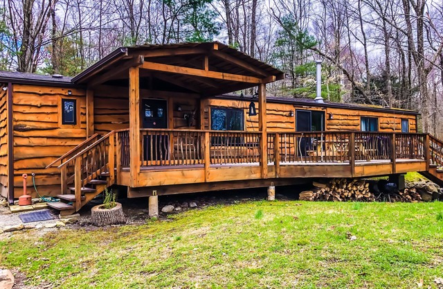 Chalet au bord du lac sur un terrain boisé de plus de 22 acres. Près de la station de ski BLUE MOUNTAIN!