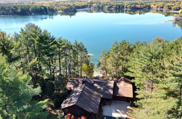 Lakeside Escape/ Lakefront Cabin/ Sandy Beach/ Water Toys/ Jacuzzi.