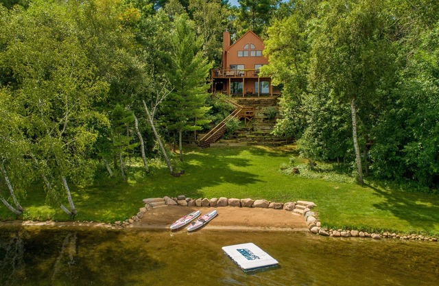 Cabine spacieuse sur le lac Kimble, ponton disponible