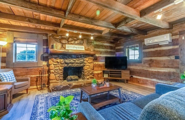 Sunfish Lodge: 100-year Cabin on Lakefront