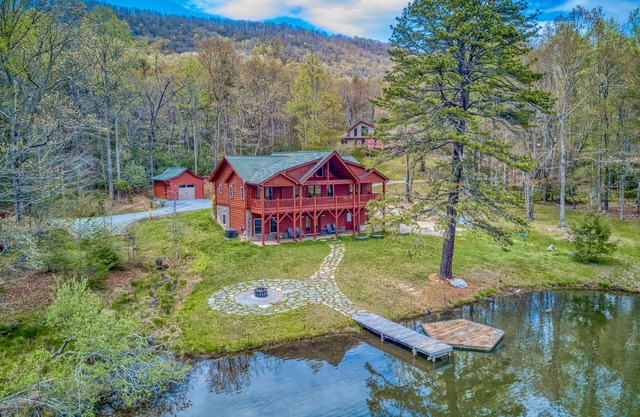 Lakefront cabin & tiny home with a firepit, wet bar, washer/dryer, dock