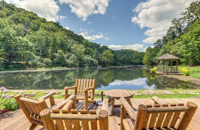 Lakefront Cabin < 3 Mi to Dtwn Eureka Springs!