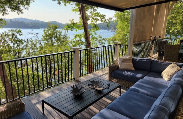 Maison de 5000 pieds carrés sur l'eau, quai privé, à Lake Arrowhead avec jacuzzi