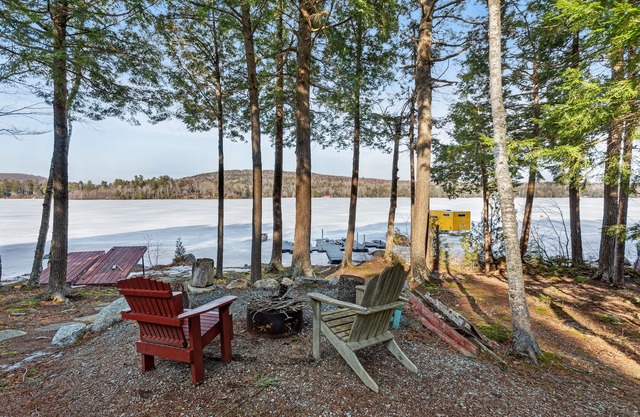 Cabine au bord du lac avec foyer au bois, quai privé, foyer et vue sur l'eau!