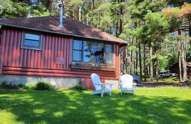 Lakefront Cabin with private dock, community firepit, with kayaks & paddleboards