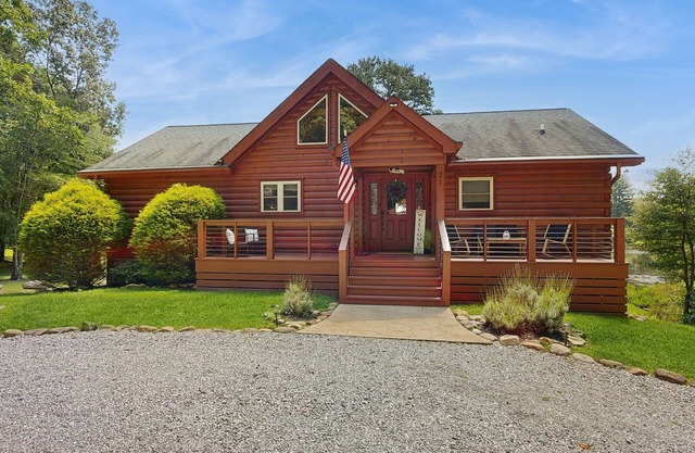 Lakefront cabin with a balcony, firepit, wet bar, washer/dryer, dock, & AC