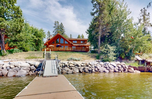 Lakefront cabin with game room, sauna, lake views, private beach, grill, deck