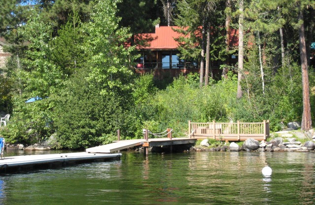 Lakefront cabine avec plage privée et quai, courte distance en voiture de la ville, station de ski!