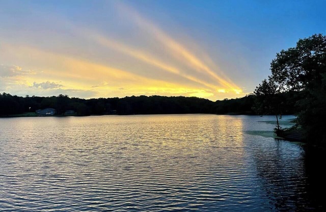 Gorgeous Two Bedroom Lakefront Cabin with Hot Tub!!