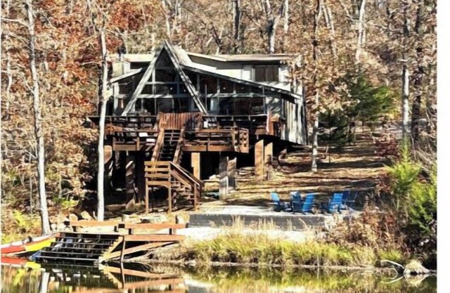 Lakefront cabin with canoes, fishing, fire pit, and ping pong