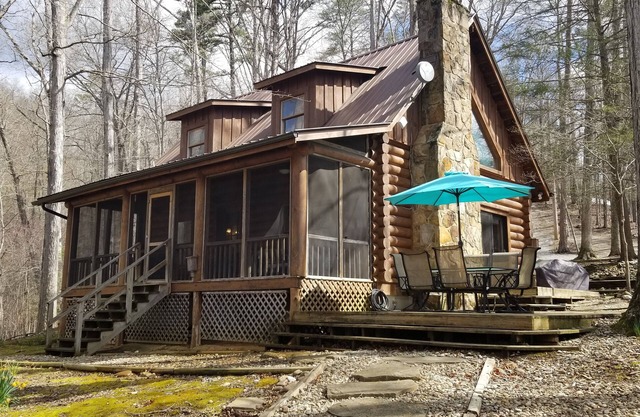 Cabine au bord du lac avec quai et pente douce sur le lac Norris