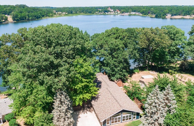4100 sq ft Lakefront Cedar Lodge: fauteuil roulant-offre de nombreux luxes!
